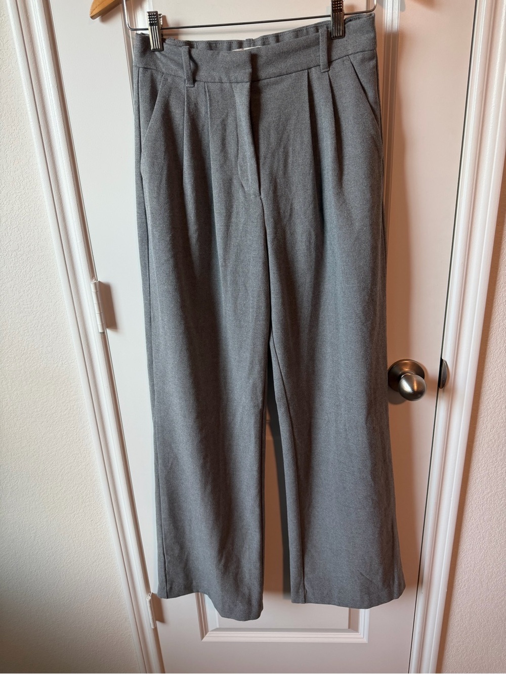 Abercrombie & Fitch Women’s Classic Gray Pleated Trousers